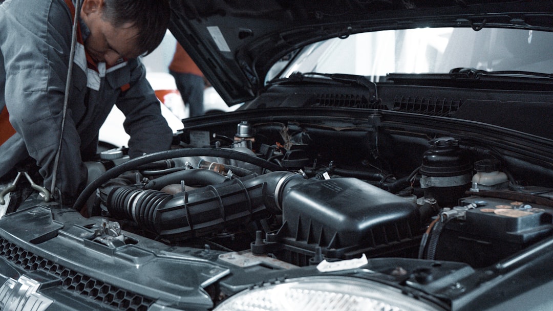 Mécanicien effectuant une révision de voiture en atelier