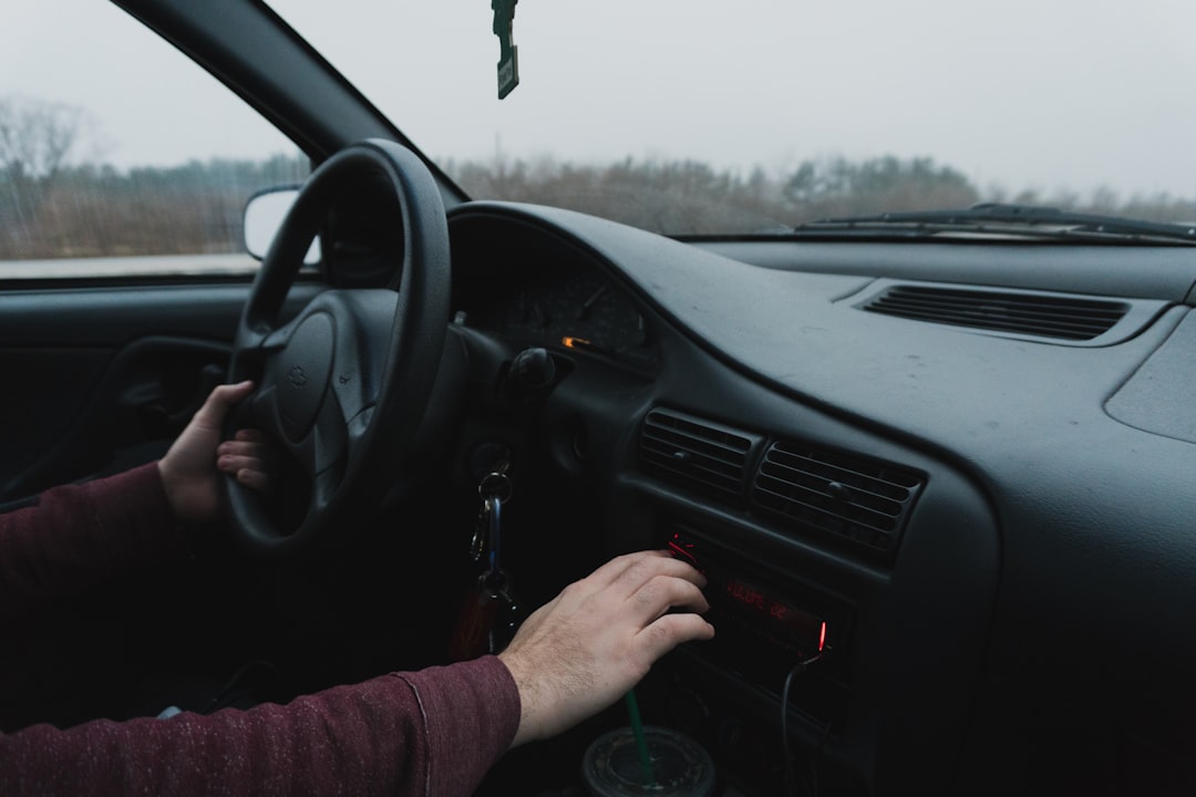 Main du conducteur appuyant sur la pédale de frein